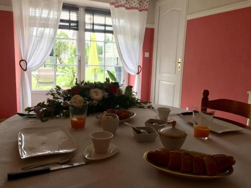 uma mesa com um prato de comida em Tess Cottage em Brie-sous-Mortagne