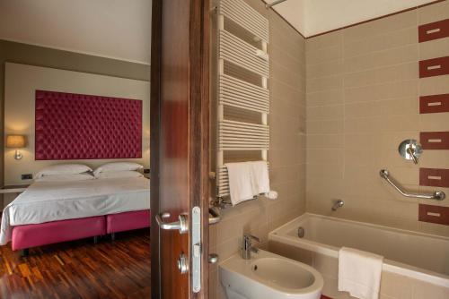 Bilik mandi di Merulana Inn Guest House