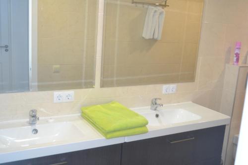 La Playa de TauroにあるOpal Villa de Luxeのバスルーム(シンク、緑のタオル付)