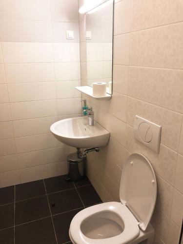Koupelna v ubytování S Hotel