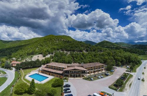 Nespecifikovaný výhled na hory nebo výhled na hory při pohledu z hotelu