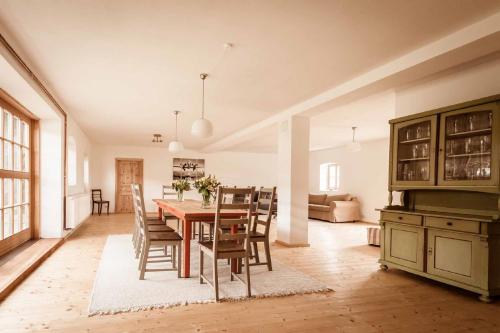 Landhaus Holzen في بفاركيرشين: مطبخ وغرفة طعام مع طاولة وكراسي