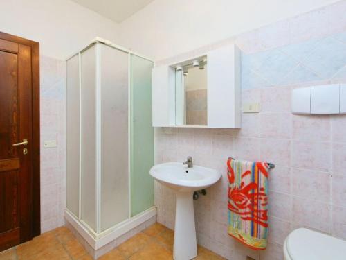 パニカーレにあるPodere Poggio San Vitoのバスルーム(洗面台、ガラス張りのシャワー付)