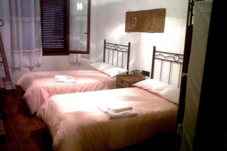 two beds in a hotel room at Casa Rural Trastámara in Montiel