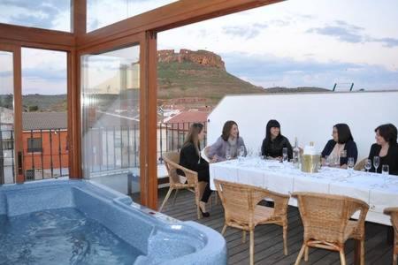 un grupo de mujeres sentadas en una mesa junto a una piscina en Casa Rural Trastámara, en Montiel