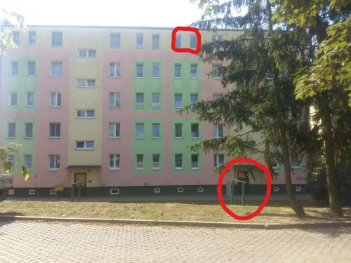 a red circle in front of a building at Apartament Czwarte Piętro in Świecie