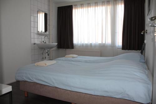 A bed or beds in a room at Hotel 't Meertje