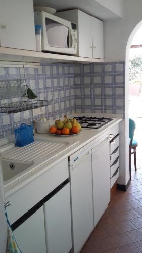 kuchnia z talerzem owoców na ladzie w obiekcie maru w mieście Levanto