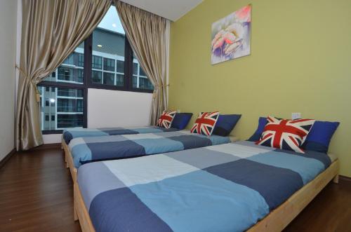 2 camas en una habitación con ventana en Kuching City Luxury Vivacity Suite A1, en Kuching