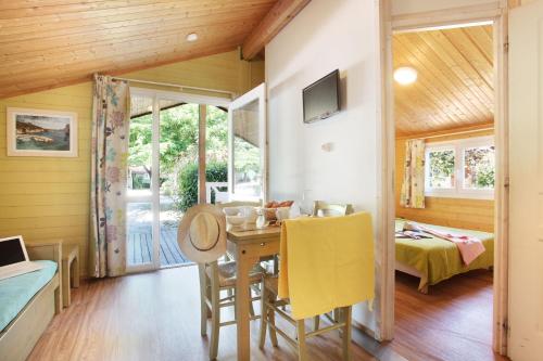 Zimmer mit einem Esstisch und einem Schlafzimmer in der Unterkunft Résidence Odalys Shangri-la in Carnoux