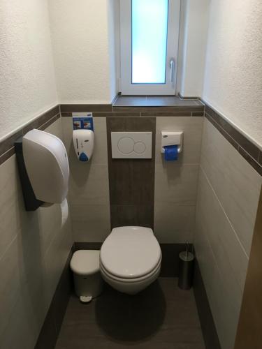 a small bathroom with a toilet and a window at Ferienwohnung Mauracher Kirer Haus in Fügen