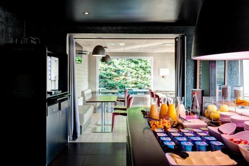 une cuisine avec un comptoir avec de la nourriture dessus dans l'établissement Campanile Evry Ouest - Corbeil Essonnes, à Corbeil-Essonnes