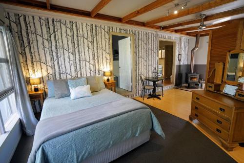 מיטה או מיטות בחדר ב-Kiwarrak Country Retreat