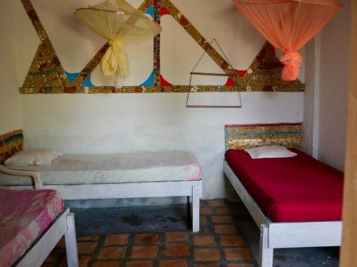 a room with two beds in a room at Pousada do Melo in Atins