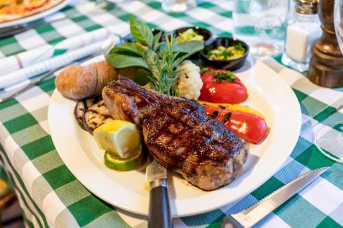 ホテルの敷地内または近くでの食事または食べ物