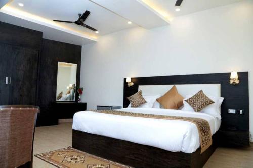 Kama o mga kama sa kuwarto sa Hotel Vinayak Lifestyle Hotels
