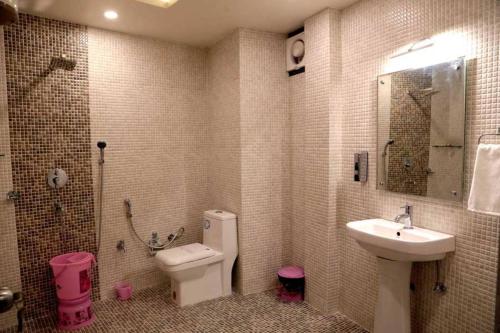 Hotel Vinayak Lifestyle Hotels في لاكناو: حمام مع مرحاض ومغسلة