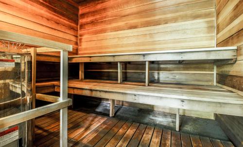 una sauna vuota con pareti in legno e pavimenti in parquet di Sunrise Village a Killington