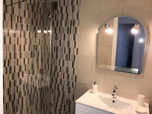 uma casa de banho com um lavatório e um espelho em Rua Conselheiro Bivar em Faro