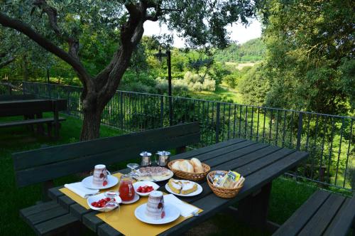 una mesa de picnic con comida y vistas en Colle Del Barbarossa, en Teolo