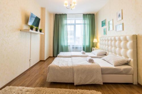 ニジニ・ノヴゴロドにあるKvartalApartments on Konotopskaya 4のベッドルーム1室(ベッド2台、窓付)