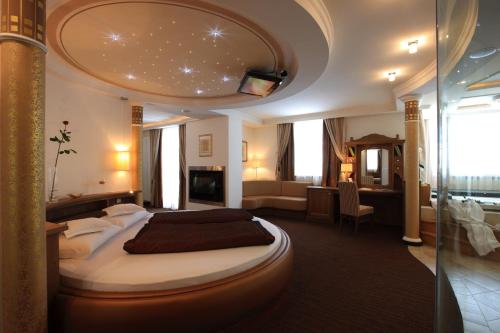 a bedroom with a large bed in a room at Dolce Avita Hotel Spa & Resort in Andalo
