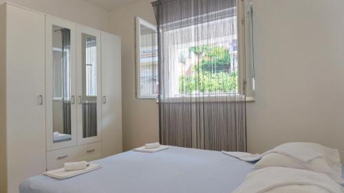 - une chambre avec un lit et une fenêtre dans l'établissement Apartman Beliville.lux, à Trebinje