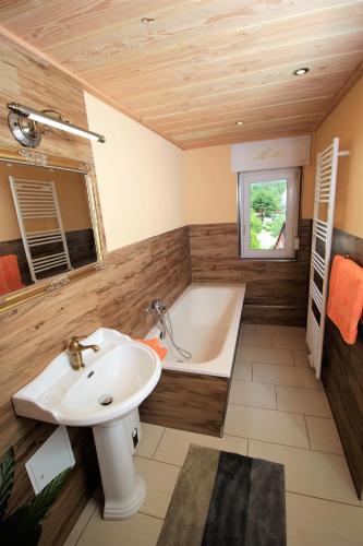 Bilik mandi di Oybiner Blockhaus und Ferienwohnungen