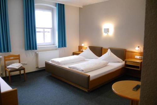 a hotel room with two beds and a window at Gasthaus Straub in Grettstadt