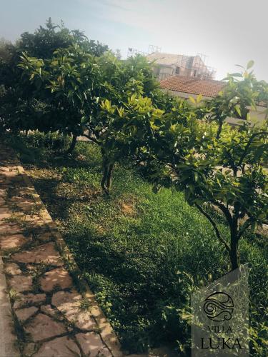 Un jardín fuera de Apartments Villa Luka