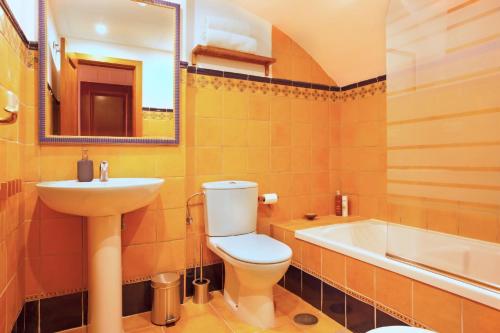 ミハス・コスタにあるAlcores de Calahondaのバスルーム(トイレ、洗面台、バスタブ付)