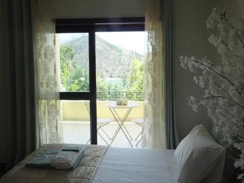 En eller flere senge i et værelse på Apartamento Rio Zêzere