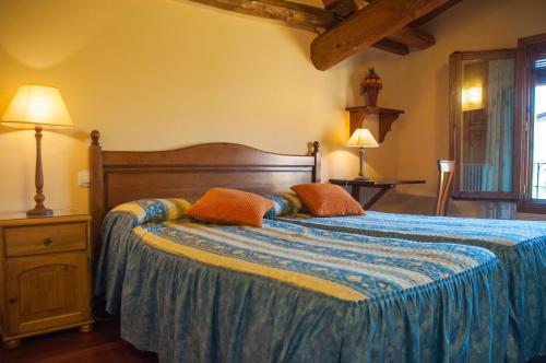 A bed or beds in a room at Casa Rural Edulis