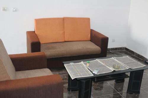 a living room with two chairs and a coffee table at Happy Welcome Bietry in Abidjan