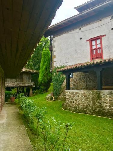 Un jardín fuera de Hotel Palacio de Libardon