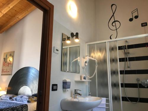 y baño con lavabo y ducha. en La Bella Vigna, en Marano di Valpolicella