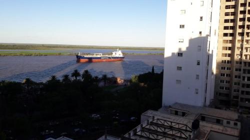 Parana في روزاريو: قارب كبير في الماء بجانب مبنى