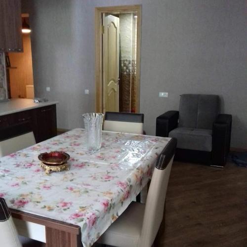 uma cozinha com uma mesa com uma toalha de mesa florida em Hotel family hotel em Chiatʼura