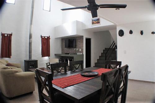 a dining room with a table and a ceiling fan at Complejo Atrapasueños in San Rafael