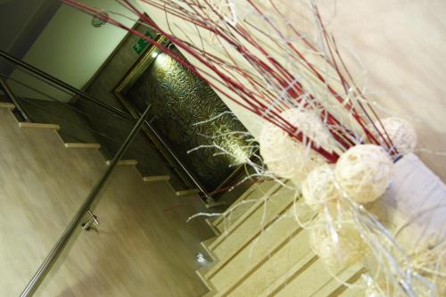 a bunch of onions on the floor next to a staircase at Arte in Brzeg