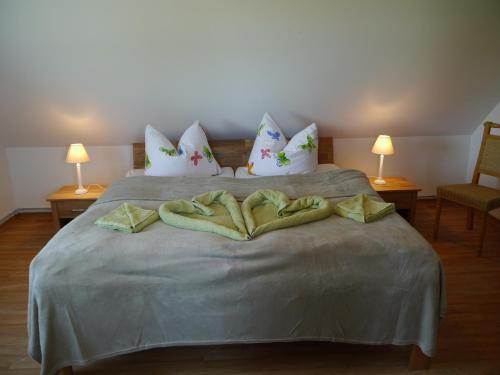 sypialnia z łóżkiem z dwoma ręcznikami w obiekcie Ferienhaus-Uckermarkblick w mieście Rosenow