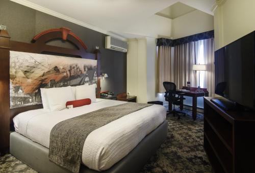 Llit o llits en una habitació de Chestnut Hill Hotel