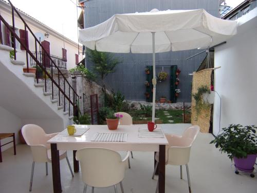 Finestra Rossa old town vintage house