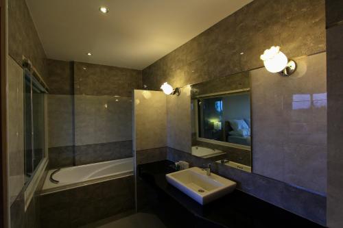 Kitlada Hotel Udonthani tesisinde bir banyo