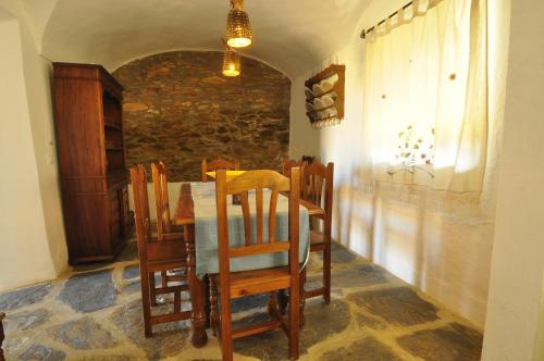 ein Esszimmer mit einem Tisch und einigen Stühlen in der Unterkunft Casa Rural El Abuelo Alonso in La Codosera