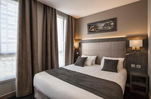 Ένα ή περισσότερα κρεβάτια σε δωμάτιο στο Hotel Paris Italie