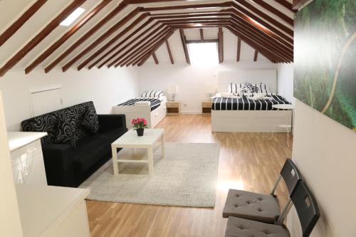 - un salon avec deux lits et un canapé dans l'établissement The Delight Hostel, à Lisbonne