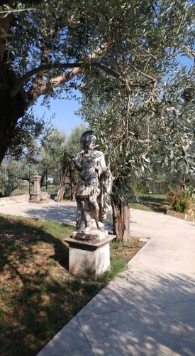 a statue of a man sitting in a park at Domus Elisa in San Cipriano Picentino