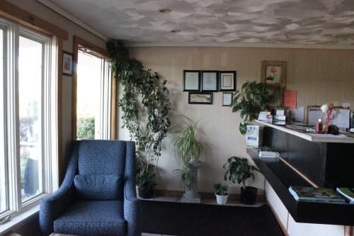 a living room filled with furniture and plants at Berkshire Travel Lodge in Canaan