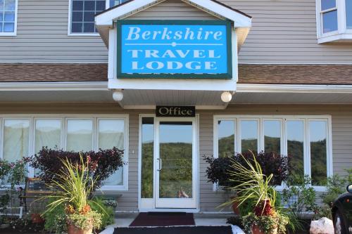 a building with a sign that reads beehive travel lodge at Berkshire Travel Lodge in Canaan